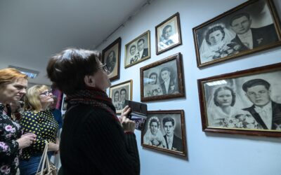 Fotorelacja: wystawa “Monidła, czyli dawne portrety ślubne” do połowy marca 2023 w sokólskim muzeum